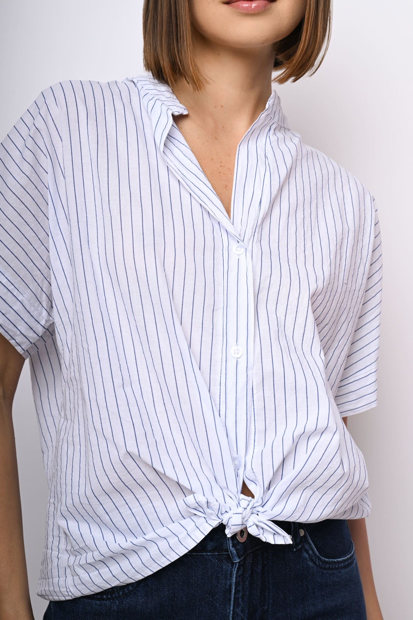 Camicia a righe con nodo