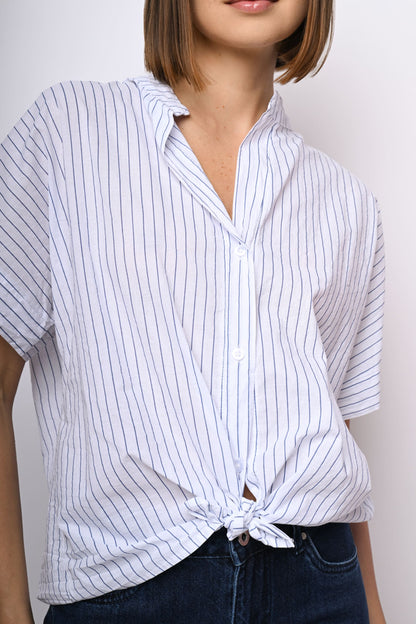 Camicia a righe con nodo