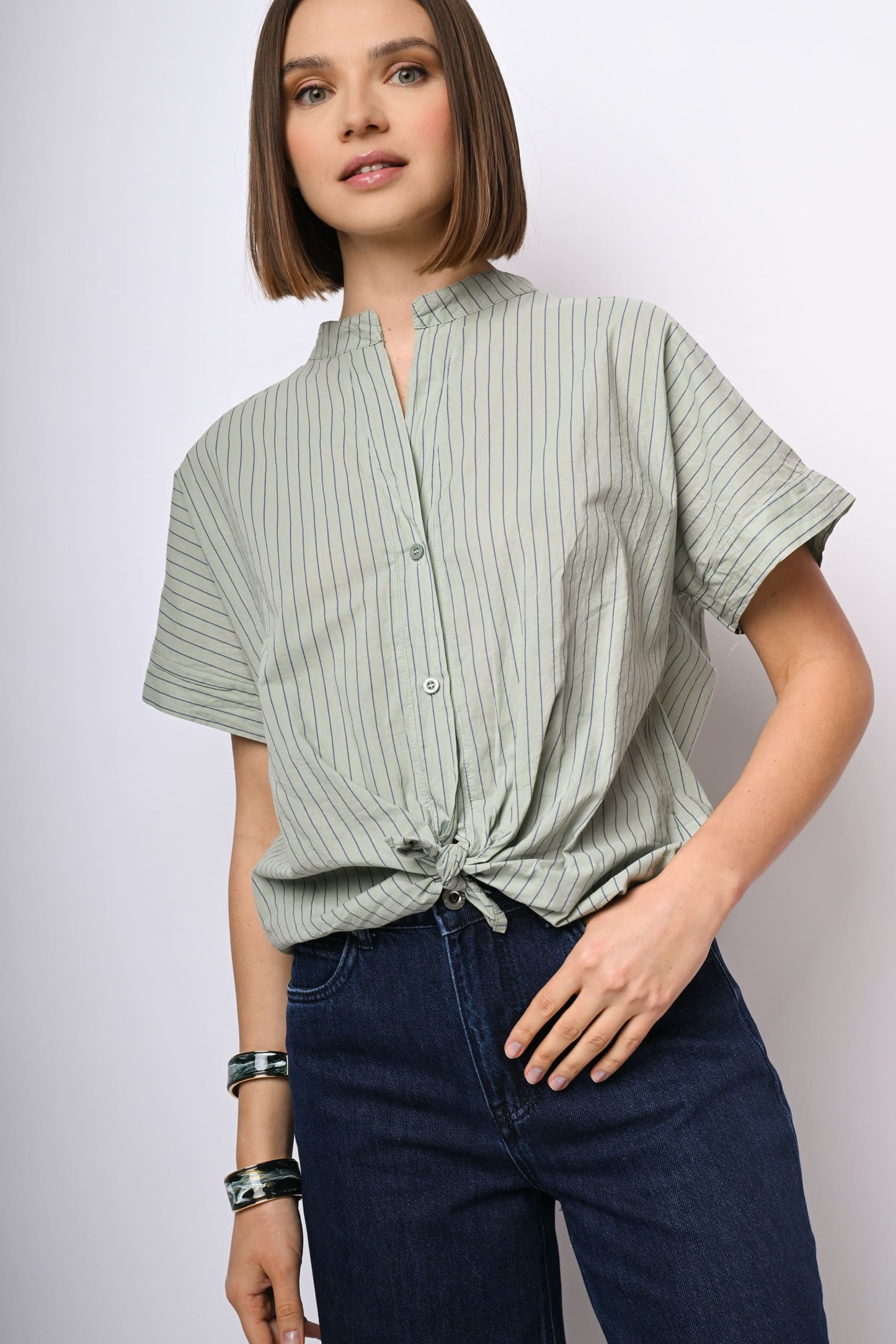 Camicia a righe con nodo
