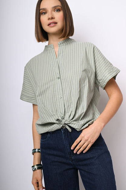 Camicia a righe con nodo