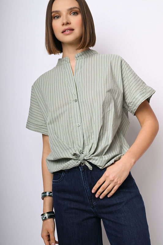 Camicia a righe con nodo