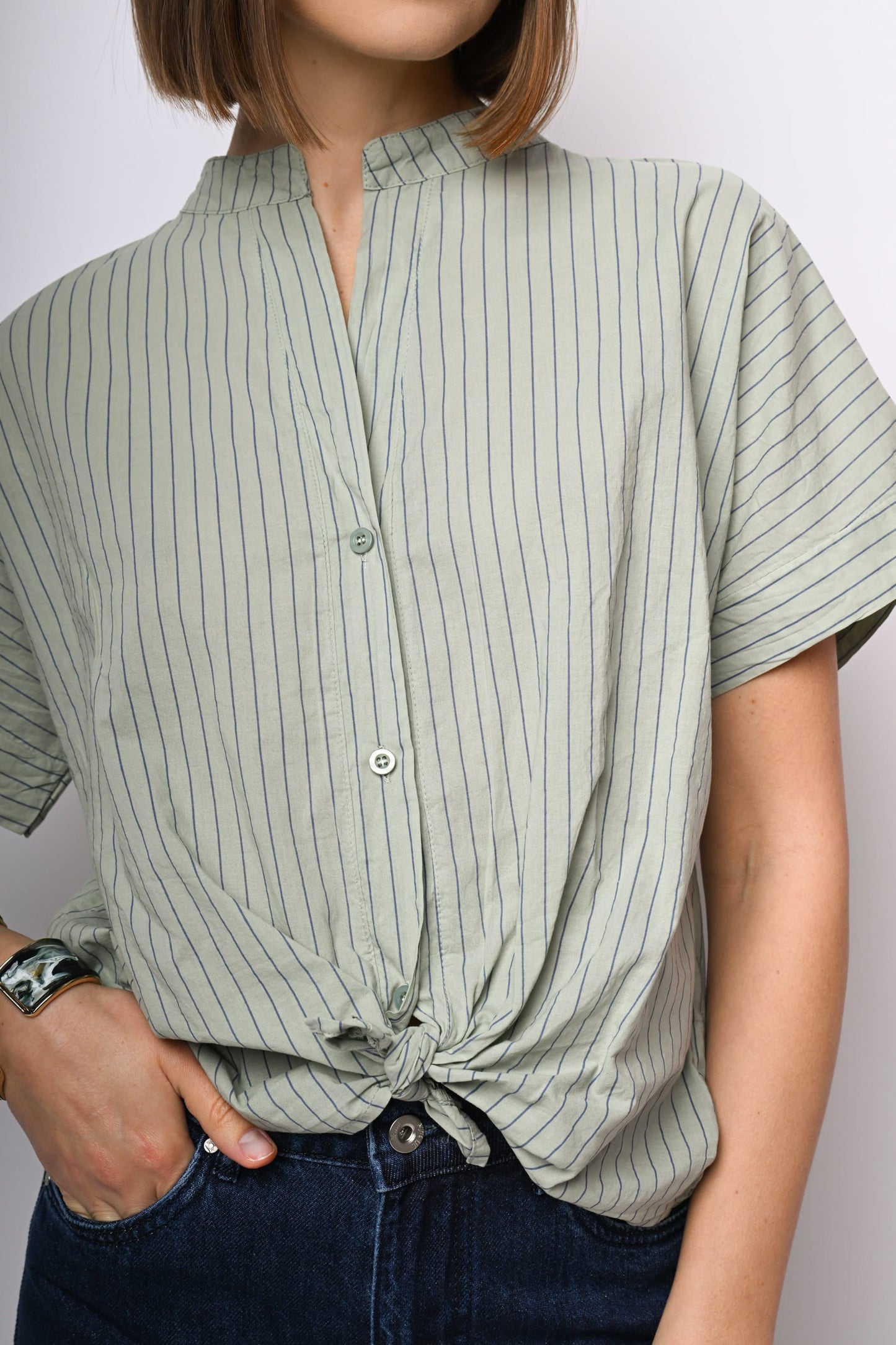 Camicia a righe con nodo