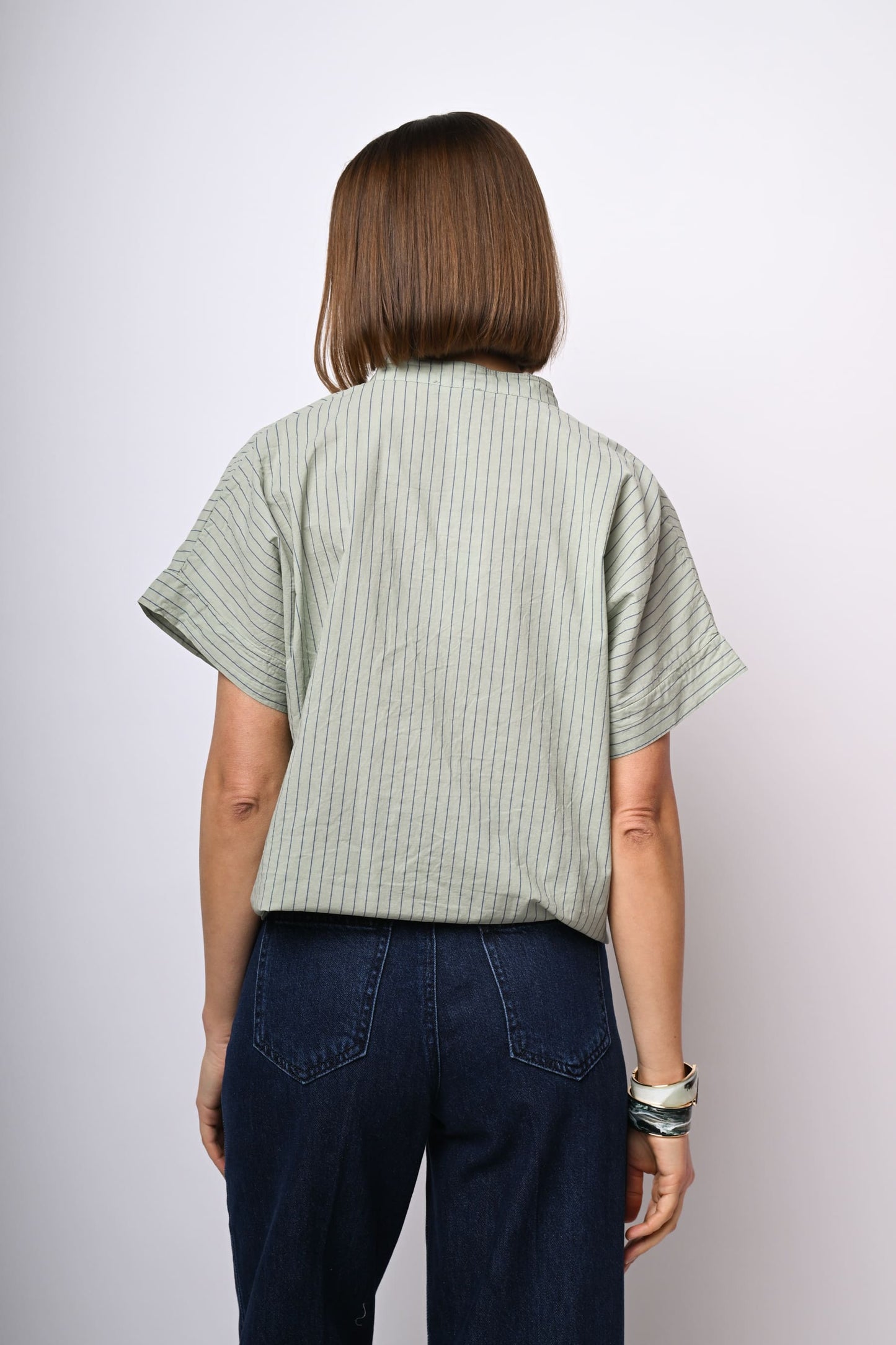 Camicia a righe con nodo