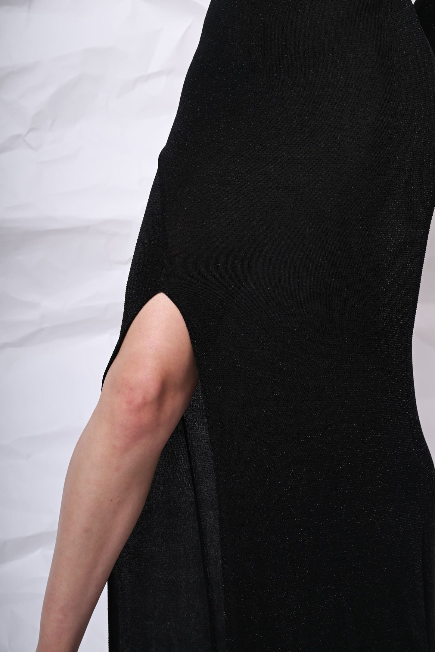Abito lungo monospalla con cut-out